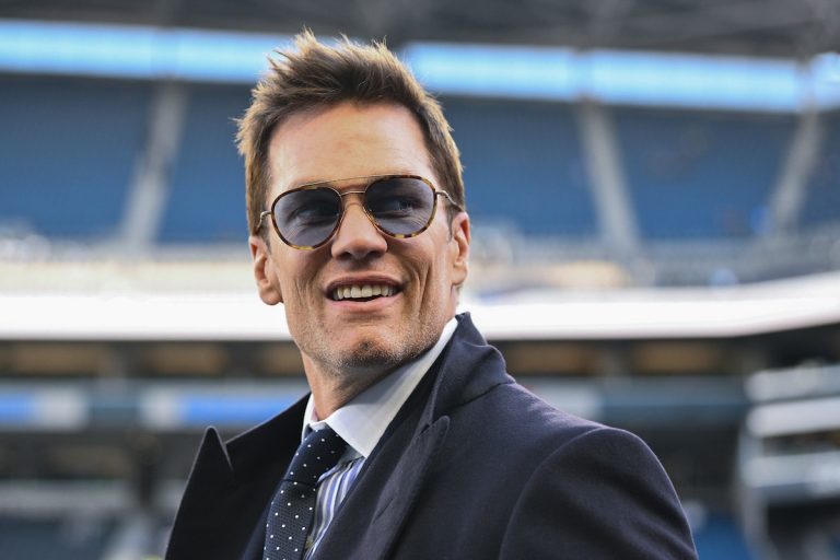 découvrez le défi nfl épique entre tom brady, logan paul et myles garrett : un affrontement sportif unique mêlant légende du football, influenceur et star montante.