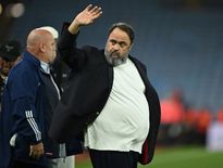 le football anglais fait face au défi imposé par l'arbitrage vidéo (var), explorant ses impacts et les réactions des entraîneurs.