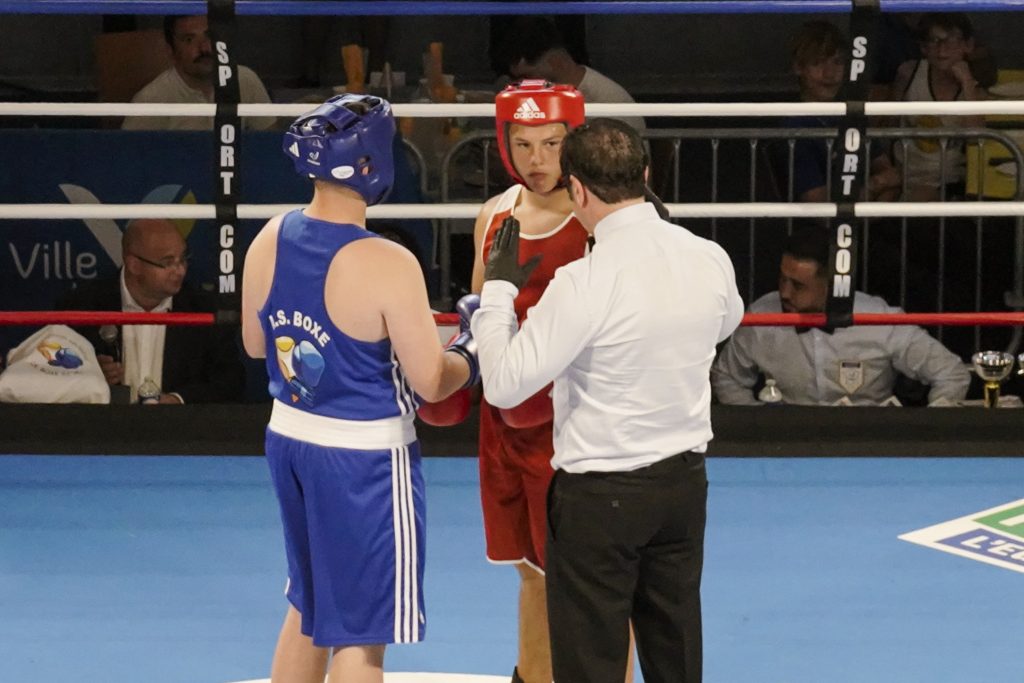 assistez à l'événement de boxe en ville, un spectacle intense réunissant les meilleurs boxeurs pour des combats passionnants et inoubliables.